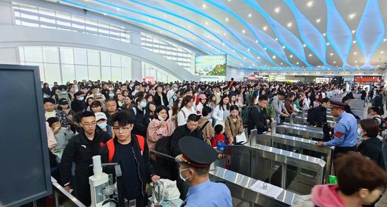 连云港火车站发送旅客超25万人次
