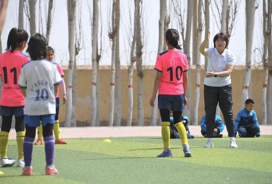 中国女足前主教练水庆霞探访新疆乡村小学女足