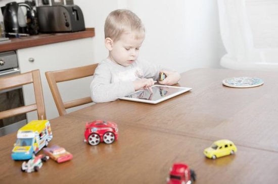 3岁孩子有100辆玩具车，专家：玩具越多专注力越差，4个方法...