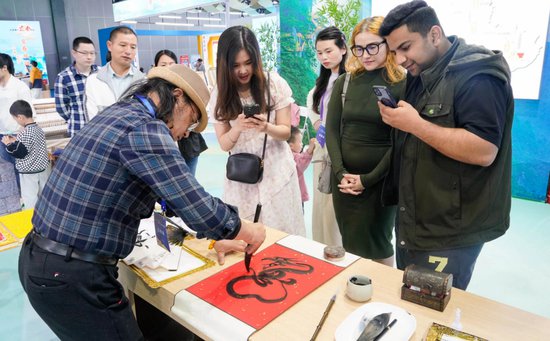 外国留学生体验江西文博会上的宜丰文化