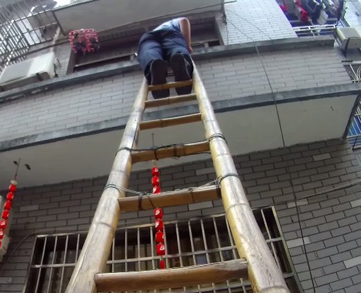 女子锁在屋里打电话，杭州辅警急得架<em>梯子爬</em>窗大喊……