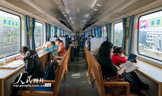 重庆：绿皮火车上的“移动<em>自习室</em>”