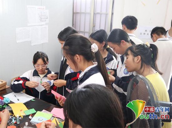 南农研支团在龙山中学让教师节情“艺”满园