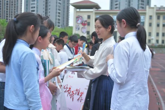 九龙坡区锦苑小学举行第三届校园书香节暨4·23世界读书日活动