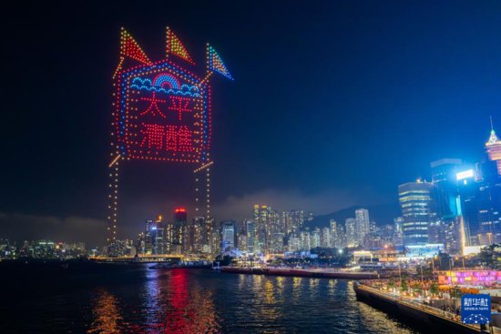 <em>香港</em>举办无人机表演 展示传统文化