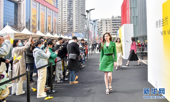 二月二<em> 武汉汉正街</em>350年保寿硚上演时尚服装秀