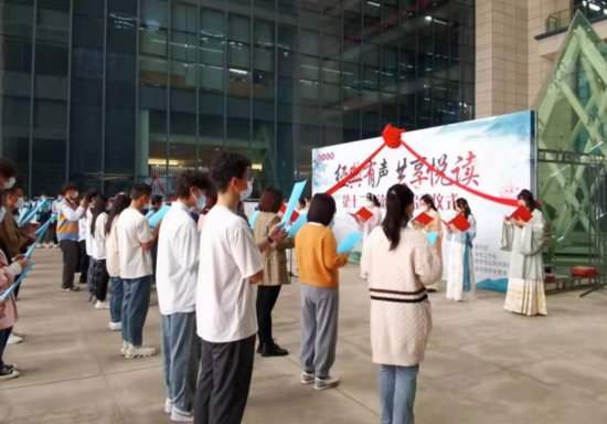 武汉学院第十二届“读书月”活动启动 百名大学生齐诵《大学》