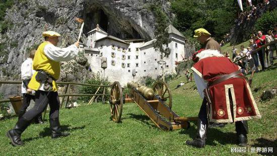 斯洛文尼亚普利雅玛城堡：吉尼斯世界纪录认证的世界最大溶洞...