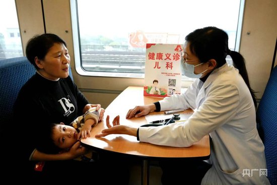 列车上临时搭设“健康诊室” 上海医学专家为旅客义诊