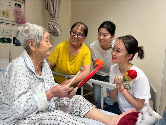 <em>武汉教育电视台</em>：武汉音乐学院志愿者以音乐疗愈老年病人