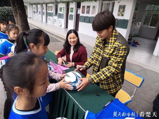 “亚洲足球小姐”王霜走进校园，小学生与偶像同场<em>竞技</em>