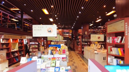 打卡一座24小时书店，开在武汉闹市区，比书籍更吸引人的是氛围
