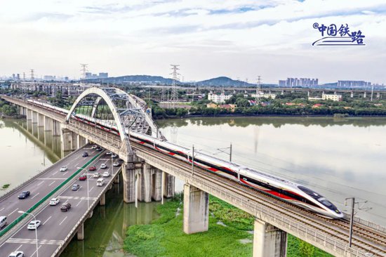 京广<em>高铁</em>武广段复兴号列车6月15日起按时速350公里高标运行