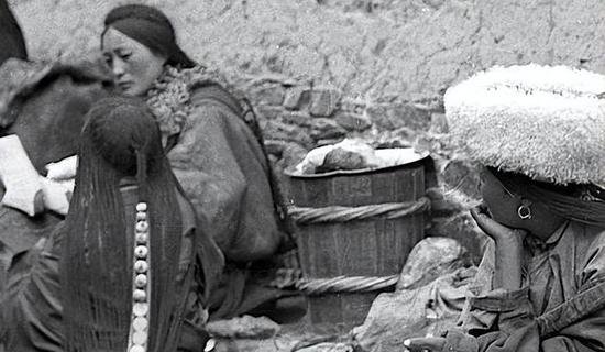 1937年一个乞丐到陕北乞讨，红军发现后立刻将其送到延安，他是...