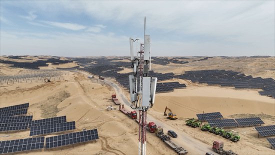 <em>乌鲁木齐</em>市米东区：沙漠里建基站 通讯保障光伏项目稳步推进