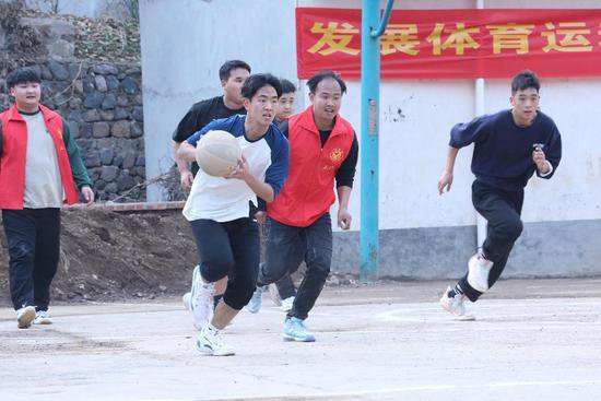 河南鲁山：山村篮球赛 文明又精彩