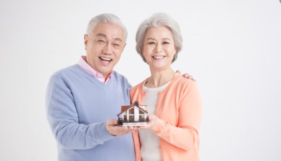 64岁阿姨坦言：有钱又有<em>房</em>，找了个没退休金的老公，过得很幸福