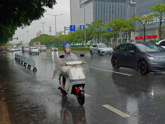强飑线携强雷雨横扫广东 白云机场启动航班大面积延误预案