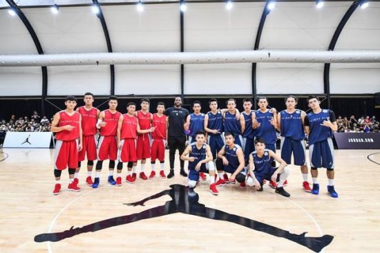<em>莱昂纳德</em>首次到访中国 激励小球员坚持篮球梦