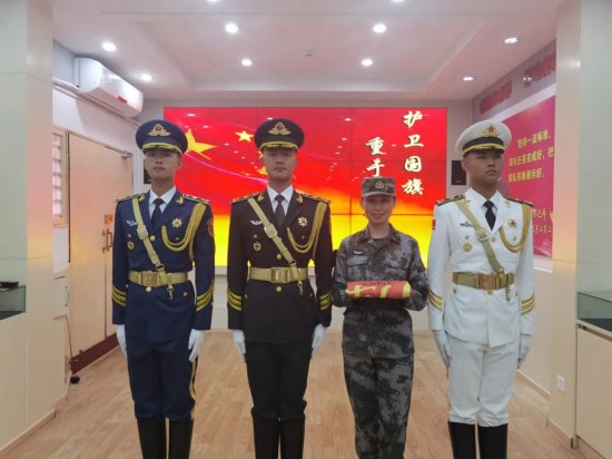 喀喇昆仑戍边的卫士 把在班公<em>湖</em>升起的国旗<em>带</em>到了北京