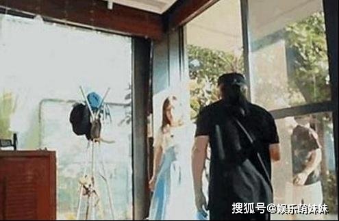 刘欢在<em>三亚</em>的豪宅，客厅四周全是玻璃设计，要是台风天怎么办呢