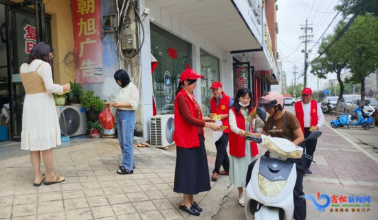县融媒体中心到龙井社区开展禁烟宣传活动