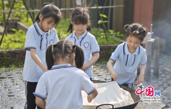 宜宾江安橙乡幼儿园组织萌娃体验农耕趣事，弘扬民俗文化