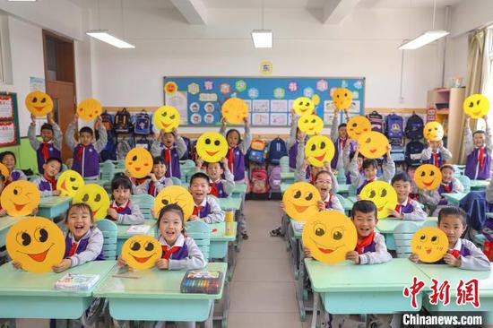 <em>山东青岛</em>小学生用微笑“点亮”世界微笑日