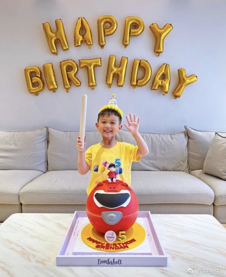 胡杏儿为长子庆祝5岁生日，一家五口齐出镜，客厅装修很简约
