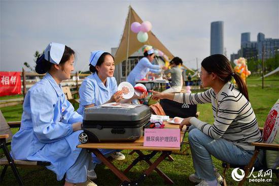 江西南昌：文创集市迎国际护士节