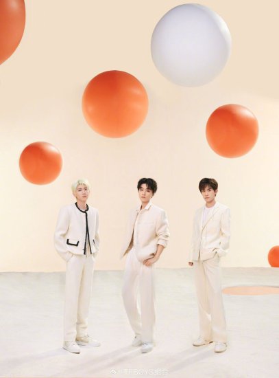 TFBOYS十周年演唱会倒计时 官博发布三人橙色系写真大片