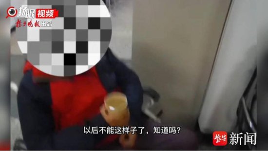 视频｜中风老人晕倒在地铁车厢，女警化身“<em>唠叨</em>儿女”救助