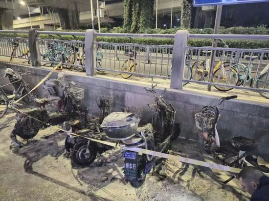 上海一地铁站外<em>电瓶车</em>电瓶自燃，6分钟后火情被控制，无人伤亡