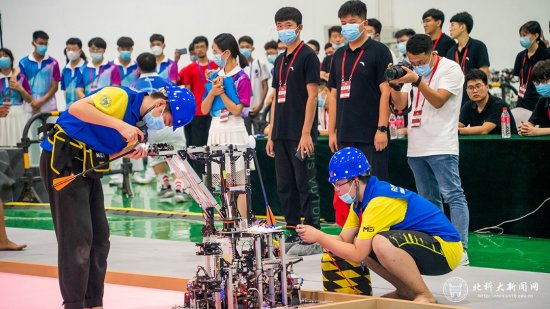 我校机器人队获得第二十届全国大学生机器人大赛ROBOCON亚军