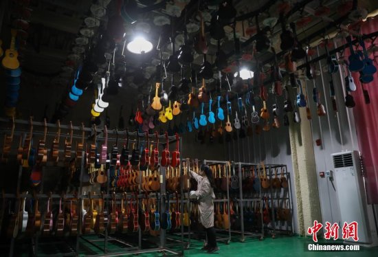 年产15万把尤克里里出口全球 探访陕西城固<em>乐器厂</em>