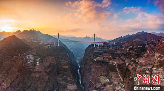 北盘江畔的“<em>小马哥</em>”：我的生活因世界第一高桥而改变