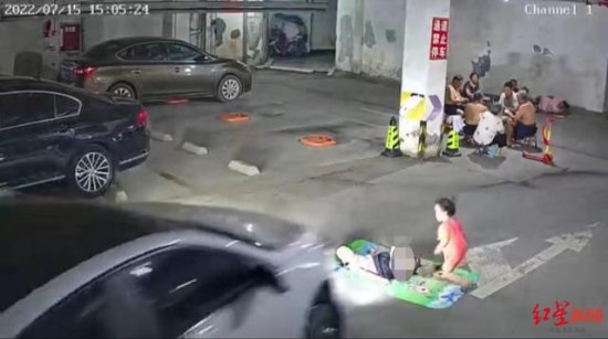 太惨了！地下停车场乘凉玩耍，两女童遭轿车辗轧！车主称事发...
