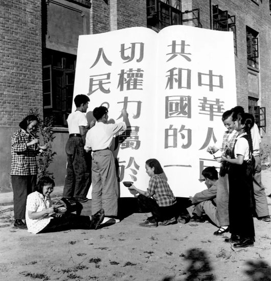 穿越100年，中国的青年<em>都</em>在<em>做什么</em>？