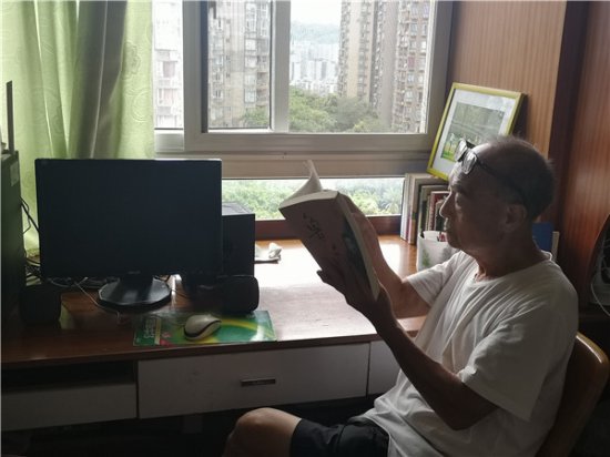 重庆77岁大叔的退休生活三门“必修课”<em> 自学乐器</em>，踢球，写作