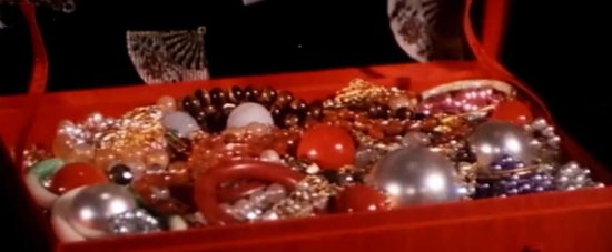 孙殿英东陵盗宝，专家估价千万两白银的宝珠和翡翠西瓜<em>送给谁了</em>...