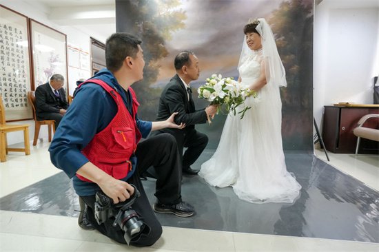 <em>福州</em>：工会驿站免费为老年人拍摄婚纱照 定格银龄美好
