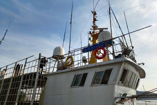 浙江舟山：舍弃数十万元蟹笼，救下16人的渔船船长平安归来