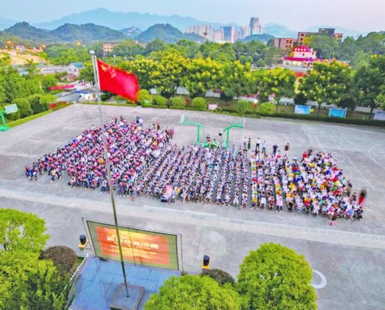 “庆祝新中国成立70周年”主题放映活动进校园