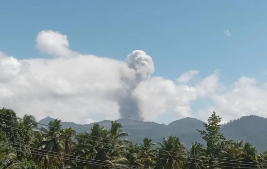 印尼杜科诺火山连续<em>发生</em>两次喷发