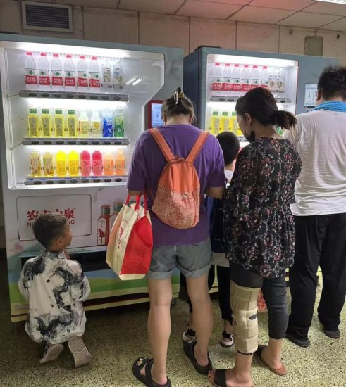 北京地铁里禁止喝水？记者实地走访：没这回事