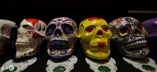 墨西哥亡灵节特殊艺术展览，诡异的彩绘骷髅头让人<em>不寒而栗</em>