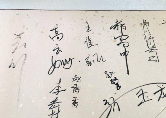 王俊凯在北电毕业册上的<em>签名</em>曝光！字体改变很大，像中学生写的