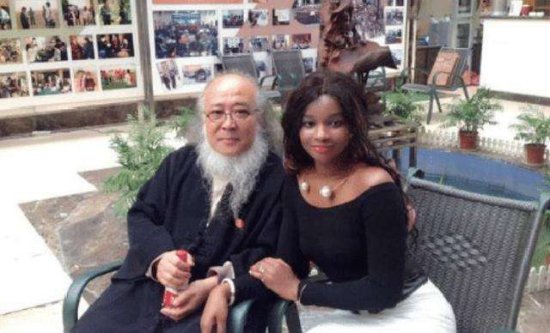 53岁画家杨彦，娶21岁非洲女生，老来得子后竟皈依佛门