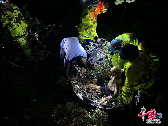 安岳：警民深夜联动搜救 九旬老人被困深山获救
