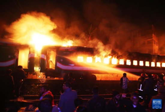 孟加拉国一客运列车起火至少4人<em>死亡</em>